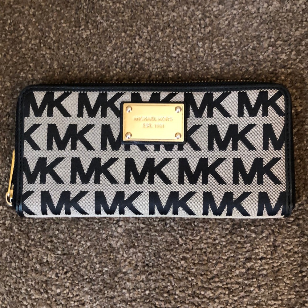 Authentic Michael Kors Jet Set Wallet Beige Black